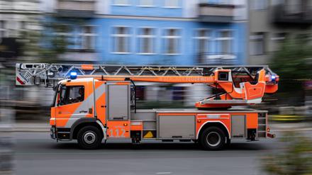 Drehleiter der Berliner Feuerwehr verlässt die Feuerwache Prenzlauer Berg. (Symbolbild)
