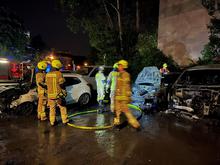 Verdacht der Brandstiftung: Sieben Autos stehen auf Parkplatz in Berlin-Lichtenberg in Flammen