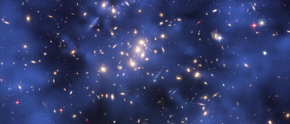 Ein Ring Dunkler Materie in einem fünf Milliarden Lichtjahre entfernten Galaxienhaufen im Sternbild Fische. 