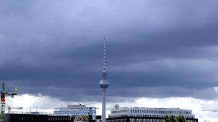Dunkle Regenwolken hängen am Montag (09.07.2012) über dem Fernsehturm am Alexanderplatz in Berlin. Nach Angaben der Meteorologen soll sich das schauerartige Wetter auch in den kommenden Tagen in der Hauptstadt fortsetzen. Foto: Wolfgang Kumm dpa/lbn +++(c) dpa - Bildfunk+++