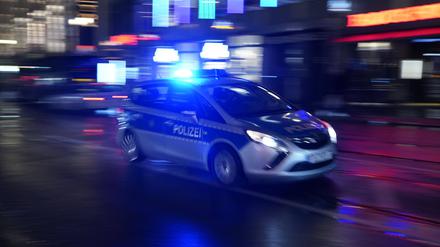 Ein Polizeiauto bei einer Einsatzfahrt mit Blaulicht. Symbolbild, Themenbild Berlin