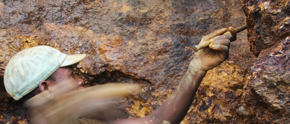 Fairere Arbeit. Ein Mann arbeitet in der Mine Zola Zola bei Nzibira in der ostkongolesischen Provinz Süd-Kivu auf der Suche nach Mineralien und Erzen. 