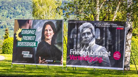 Wahlplakate für die Grünen und die FDP mit Annalena Baerbock (links) und Marie-Agnes Strack-Zimmermann.