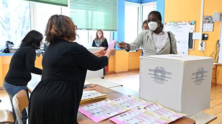  Italien wählt: Szene aus einem Wahllokal in Turin.