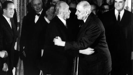 Historische Umarmung: Bundeskanzler Adenauer und Präsident de Gaulle bei der Vertragsunterzeichnung 1963.