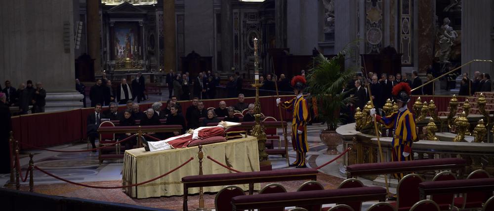 Der Leichnam des emeritierten Papstes Benedikt XVI. ist im Petersdom im Vatikan aufgebahrt.