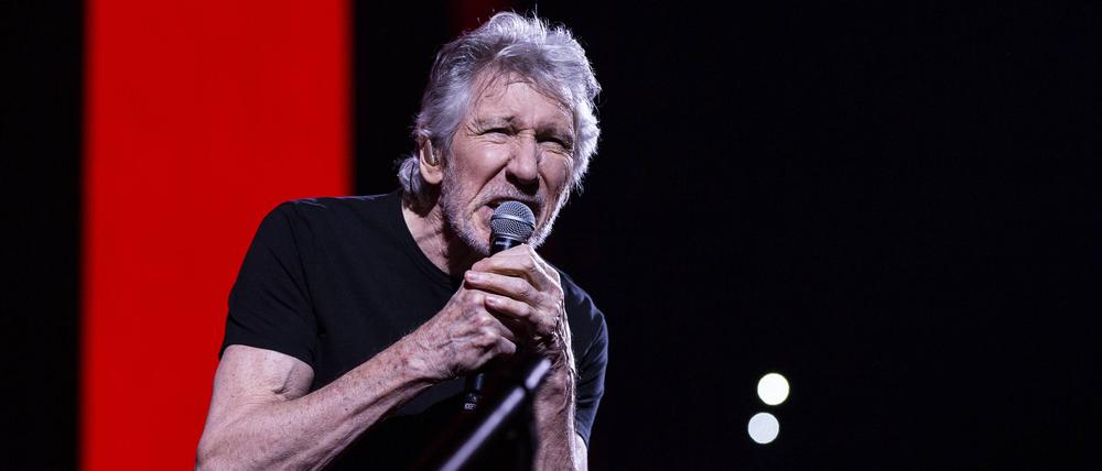 Roger Waters singt ins Mikrofon während eines Konzertes. 