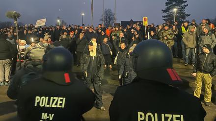 Im Januar 2023 mussten Polizisten den Kreistag in Grevesmühlen vor Demonstranten schützen, die gegen eine Flüchtlingsunterkunft protestierten.