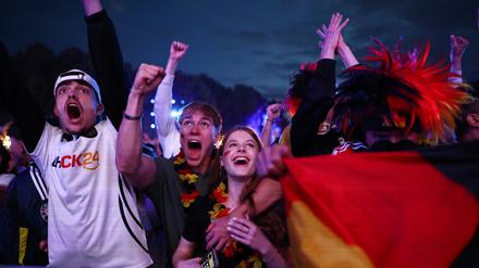 Deutschland-Fans feiern beim Public Viewing in der Fanzone am Brandenburger Tor beim Eröffnungsspiel der Fußball-EM das erste Tor für Deutschland.