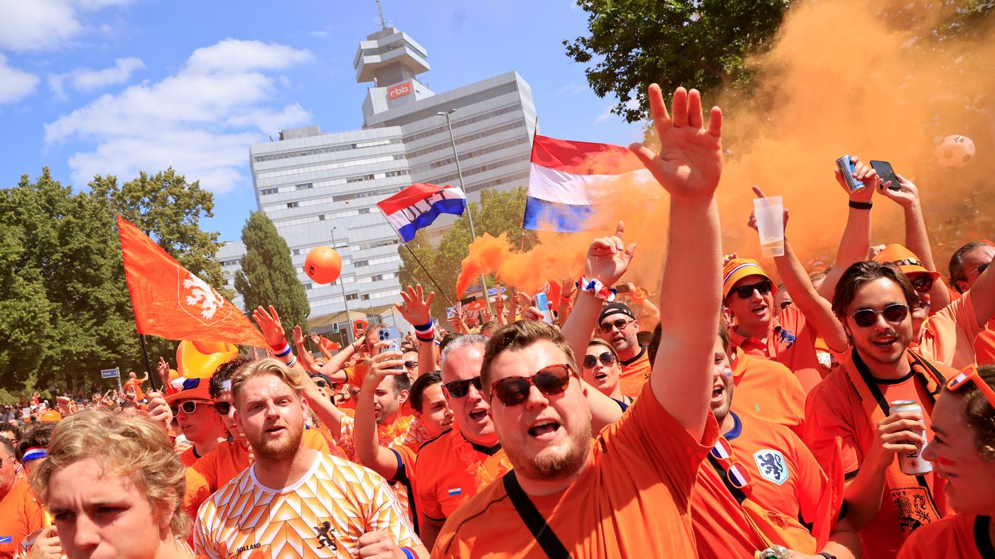 „Lewo, prawo” – taki nastrój mają holenderscy kibice przygotowujący się do meczu o mistrzostwo Europy