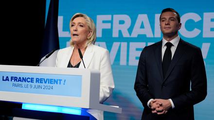 Die Vorsitzende des französischen rechtsextremen Rassemblement National, Marine Le Pen und Jordan Bardella, Spitzenkandidat der Partei für die Europawahlen am Wahlabend.