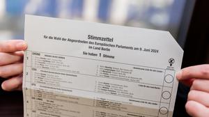 Ein Stimmzettel für die Europawahl 2024 des Landes Berlin wird bei der Vorstellung der Wahllisten und -benachrichtigungen sowie der Briefwahlkampagne zur Europawahl 2024 im Europäischen Haus gezeigt.