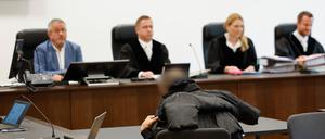 Der angeklagte Ex-Mitarbeiter eines Sicherheitsdienstes (M) sitzt zu Prozessbeginn im Landgericht.