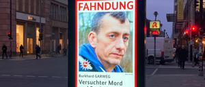 Ein Fahndungsplakat des Landeskriminalamts Niedersachsen zeigt den mutmaßlichen früheren RAF-Terroristen Burkhard Garweg auf einer digitalen Anzeigetafel in der Innenstadt. Nach der Festnahme der mutmaßlichen Ex-RAF-Terroristin Klette setzt die Polizei die Suche nach weiteren RAF-Mitgliedern fort.