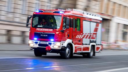 Ein Feuerwehrauto mit eingeschaltetem Blaulicht fährt zum Einsatz. Foto aus Potsdam laut picture alliance Angaben.