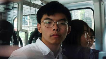 Der pro-demokratische Aktivisten Joshua Wong kommt am 30. August 2019 in einem Polizeiwagen am Eastern Court in Hongkong an, nachdem er wegen des Verdachts der Organisation illegaler Proteste festgenommen wurde.