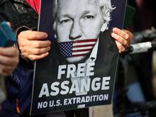 Kolumne „Die Welt im Blick“: Gehört Julian Assange hinter Gitter, Frau Deitelhoff?