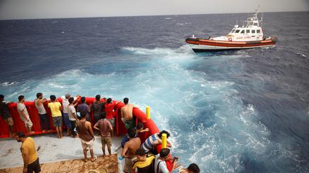 Migranten an Bord des Rettungsbootes der NGO Proactiva Open Arms Uno (Archivbild).
