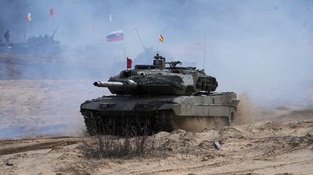 Ein spanischer Leopard-2-Panzer der NATO (Symbolbild).