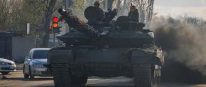 Russische Soldaten in einem Panzer in Donezk. 