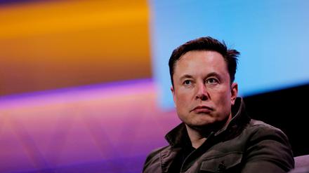 FILE PHOTO: SpaceX owner and Tesla CEO Elon Musk speaks during a conversation with legendary game designer Todd Howard (not pictured) at the E3 gaming convention in Los Angeles, California, U.S., June 13, 2019.  REUTERS/Mike Blake/File Photo