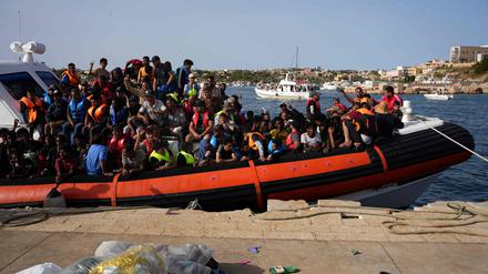 Migranten kommen am 18. September 2023 im Hafen der italienischen Insel Lampedusa an.