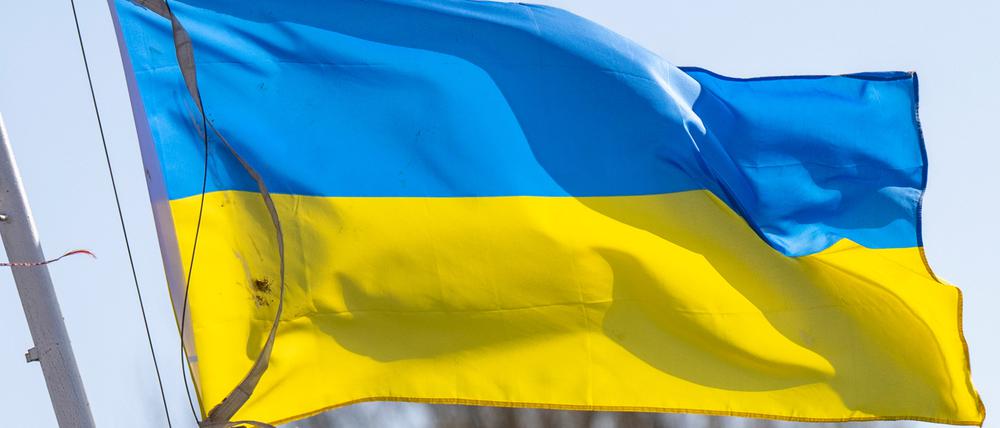 Eine ukrainische Flagge.