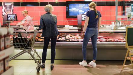 Fleischtheke in einem Supermarkt. Lange Schlangen sieht man hier nur noch selten. Die Deutschen essen immer weniger Fleisch.