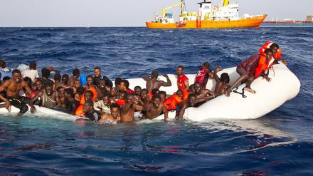Flüchtlinge sitzen auf dem Mittelmeer in einem sinkenden Schlauchboot (undatierte Aufnahme). 2023 sind bisher mehr als 2500 Menschen beim Versuch, über das Mittelmeer nach Europa zu gelangen, ums Leben gekommen.