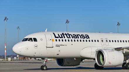 Ein Passagierflugzeug der Fluggesellschaft Lufthansa auf dem Areal des Hauptstadtflughafens Berlin-Brandenburg (BER).