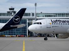 Anfliegende Flüge umgeleitet: Klimaaktivisten kleben sich auf Rollbahn fest und legen Münchner Airport lahm
