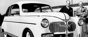 Plaste und Elaste aus Dearborn, Michigan: Magnat Henry Ford, rechts, und Chemiker Robert Boyer im August 1941, ein halbes Jahr vor der Patentierung des „Sojabohnen-Auto“s.