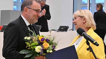 Ulrike Liedtke (SPD), Landtagspräsidentin, gratuliert Andreas Koch zu seiner Wahl als Richter im Verfassungsgericht des Landes Brandenburg. 