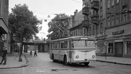 Blick auf die Karl-Liebknecht-Straße mit dem O-Bus, der jahrzehntelang den Nahverkehr in Babelsberg bildete. 