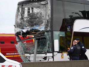 Französische Polizisten stehen an einem der verunfallten Busse.