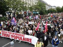 „Nie wieder“: Zehntausende demonstrieren in Frankreich gegen extreme Rechte 