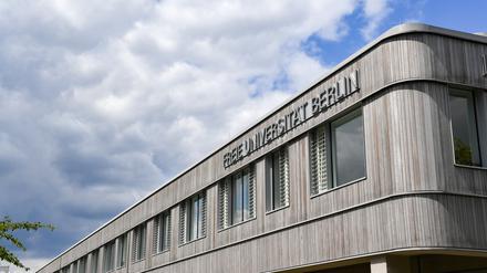 Der AStA befindet sich neben dem Universitätsgebäude «Holzlaube» der Freien Universität in der Fabeckstraße. 