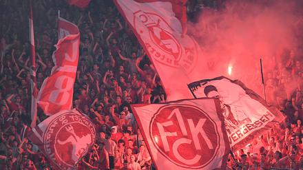 Der Fanblock des 1. FC Kaiserlautern beim Pokalfinale gegen Bayer Leverkusen