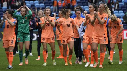 Das lief super. Niederländische Spielerinnen bedanken sich nach dem Spiel bei den Fans.