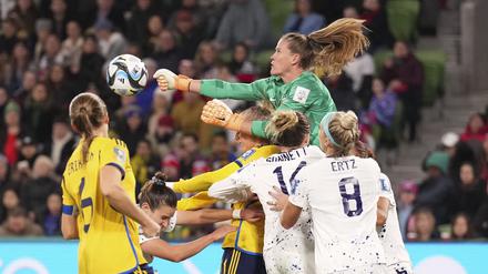 WM, Schweden - USA, Finalrunde, Achtelfinale im Rectangular Stadium in Melbourne: Alyssa Naeher (oben), Torhüterin der USA, faustet den Ball aus der Gefahrenzone. 