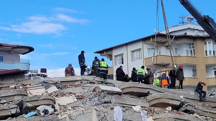 Trümmer in Gaziantep. Nur wenige Häuser neben jenem, in dem Sarah Bussemann wohnt, ist eines eingestürzt.  