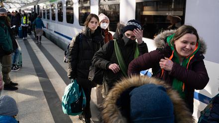 Angekommen in Deutschland?  Geflüchtete Ukrainerinnen im März auf dem Hauptbahnhof in Berlin.