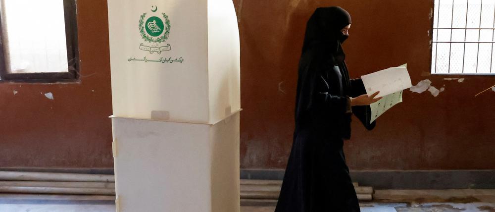 Eine Wählerin mit den Wahlunterlagen in Karachi. 