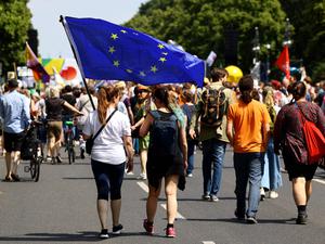 Junge Demonstranten mit einer Europaflagge bei einem Protest gegen rechts in Berlin.