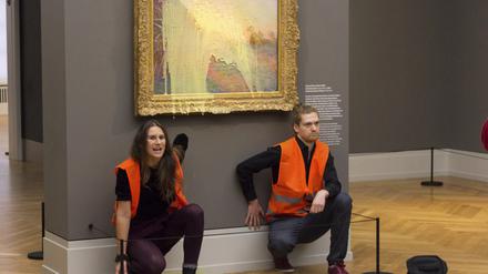 Climate protesters of Last Generation after throwing mashed potatoes at the Claude Monet painting "Les Meules” at Potsdam’s Barberini Museum on Sunday Oct. 24, 2022, to protest fossil fuel extraction. (Last Generation via AP) Nicola Jahresrückblick 31122022