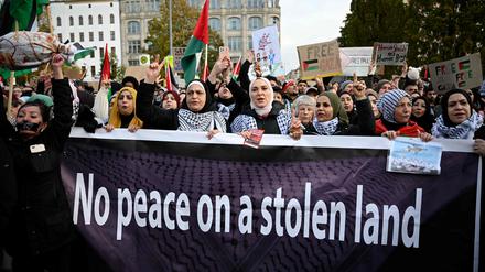 „No peace on a stolen land“ heißt es auf einem Transparent der Demoteilnehmer in Berlin-Kreuzberg.