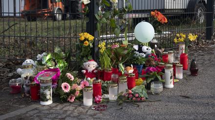 Blumen, Kerzen und Kuscheltiere haben Unbekannte am Bürgerpark Pankow abgelegt. In dem Park hatte eine Passantin zwischen Sträuchern die vermisste Fünfjährige schwer verletzt gefunden.