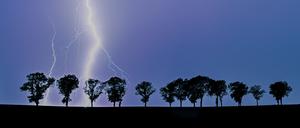 ARCHIV - 22.06.2023, Brandenburg, Müncheberg: Ein Blitz eines Gewitters erhellt den Nachthimmel.