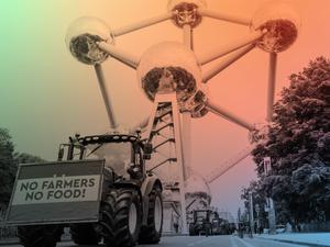 Landwirte mit ihren Traktoren versammeln sich vor dem Atomium in Brüssel. 