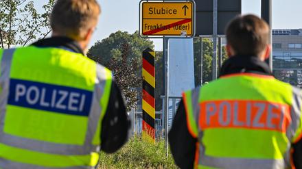 Zwei Beamte der Bundespolizei stehen am deutsch-polnischen Grenzübergang Stadtbrücke bei einer Kontrolle gegen die Schleuserkriminalität. Derzeit werden in dieser Grenzregion zu Polen mehrfach am Tag Migranten aufgegriffen.